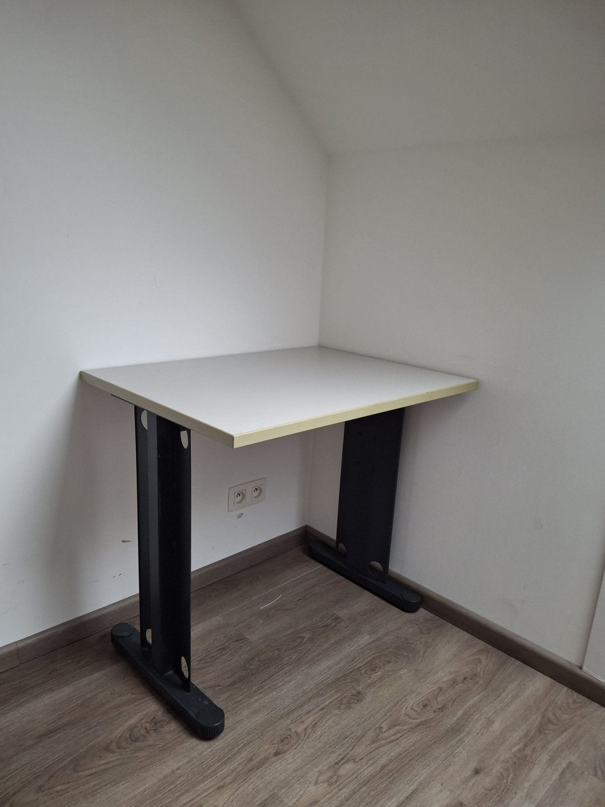 Ordinateur et table d'étude robustes et compacts, Enlèvement, Comme neuf