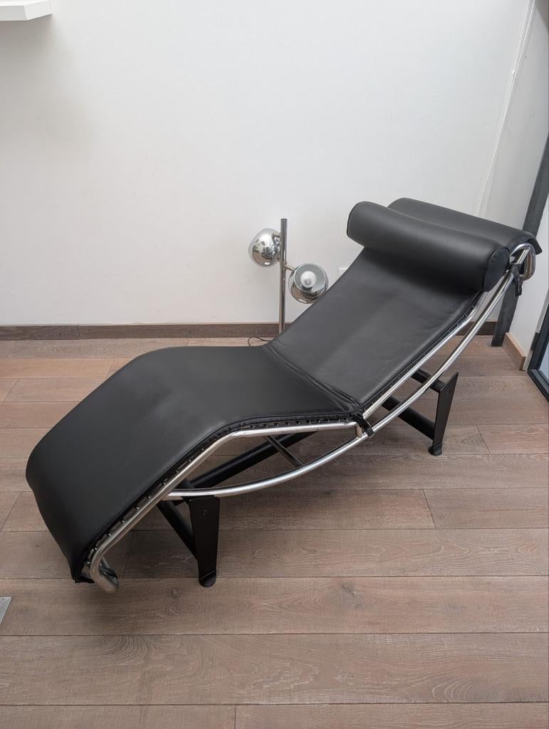 copie de la chaise longue  Le Corbusier, Enlèvement