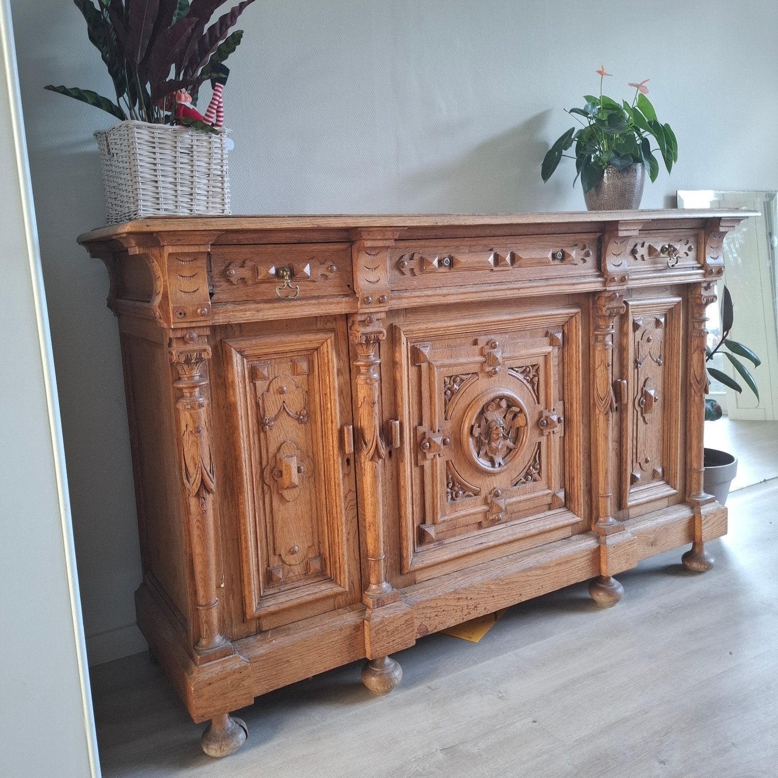 Houten kast met sierlijke afwerking, Avec tablette(s), 100 à 150 cm, Enlèvement, Utilisé