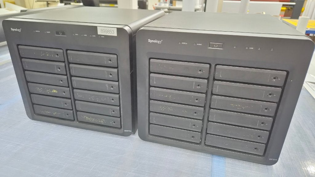 Synology DS3615xs + DX1215 + 24x 4tb wd red, Enlèvement, Utilisé