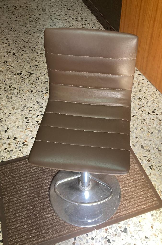 Twee barstoelen, Ophalen, Zo goed als nieuw, In hoogte verstelbaar, Leer