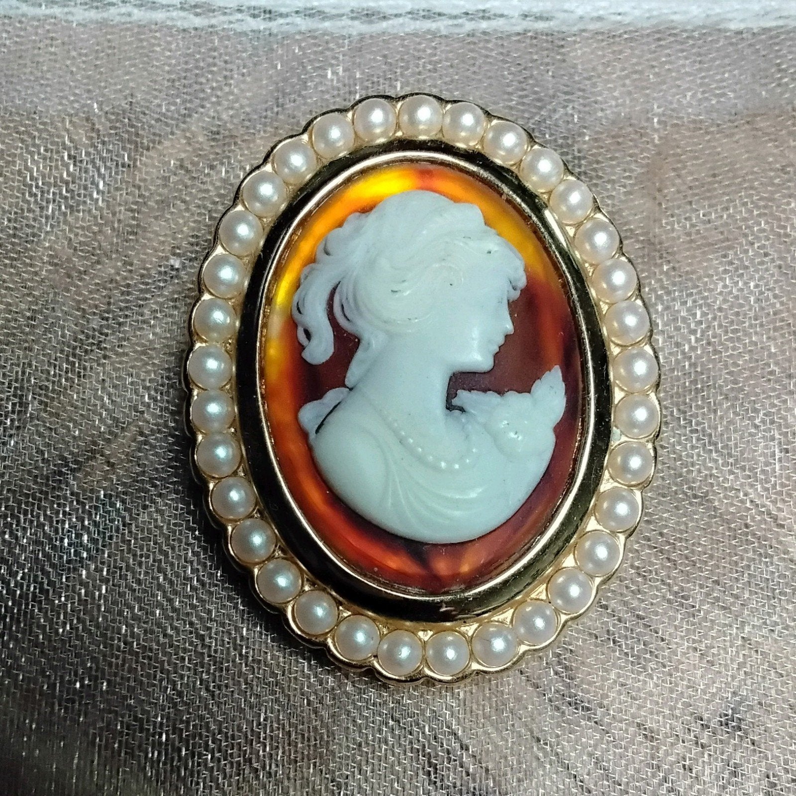 Vintage cameebroche met parelrand – 3,7 cm, Overige materialen, Bruin, Minder dan 4 cm, Ophalen of Verzenden