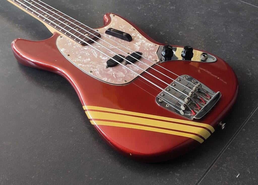 Fender Mustang Bass 1970 competition red, Musique & Instruments, Instruments à corde | Guitares | Basses, Enlèvement ou Envoi
