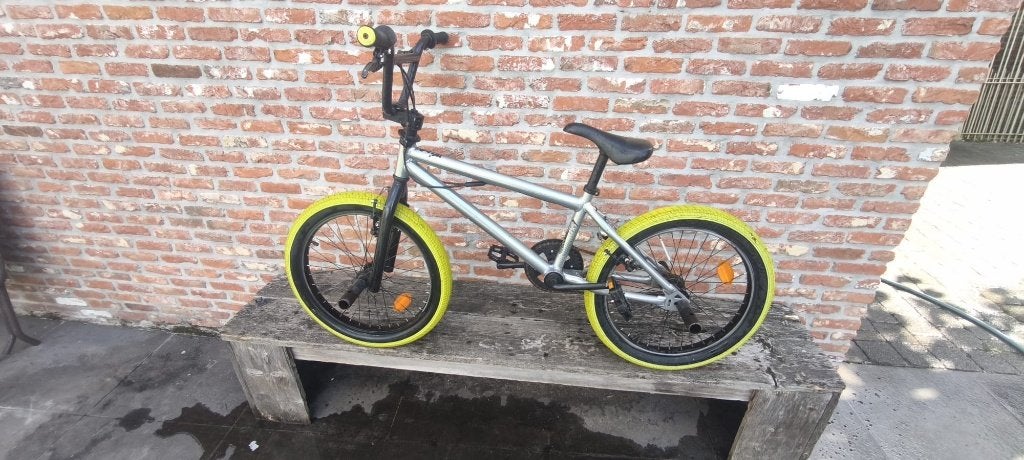 BTWIN BMX 20 inch – zilver met felgele banden, Guidon à 360°, Frein sur jante, Aluminium, 16 à 20 pouces