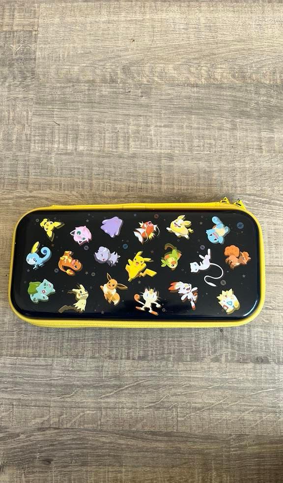 Nintendo Switch case met Pokémon design zwart met gele rand, Ophalen, Gebruikt, Switch Original