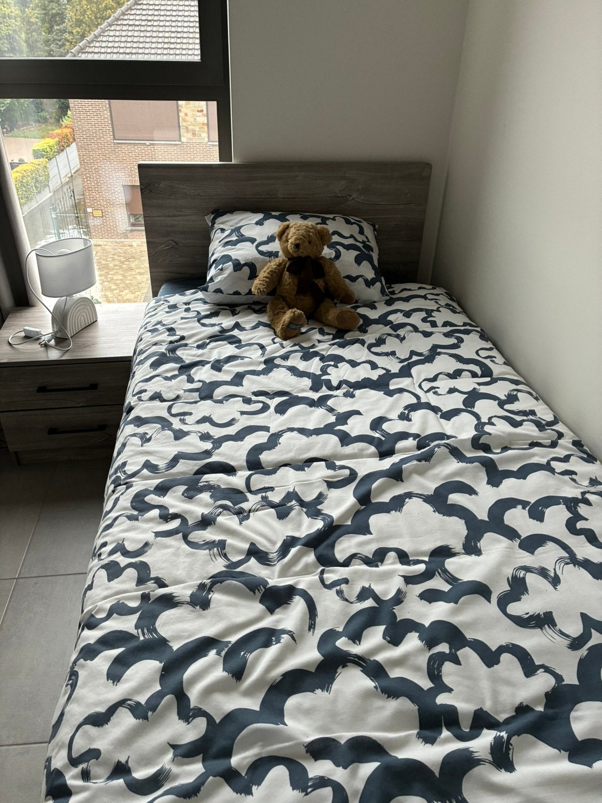 Eenpersoons bed met nachtkastje en matras + lattenbodem, Huis en Inrichting, Ophalen, Zo goed als nieuw, Eenpersoons