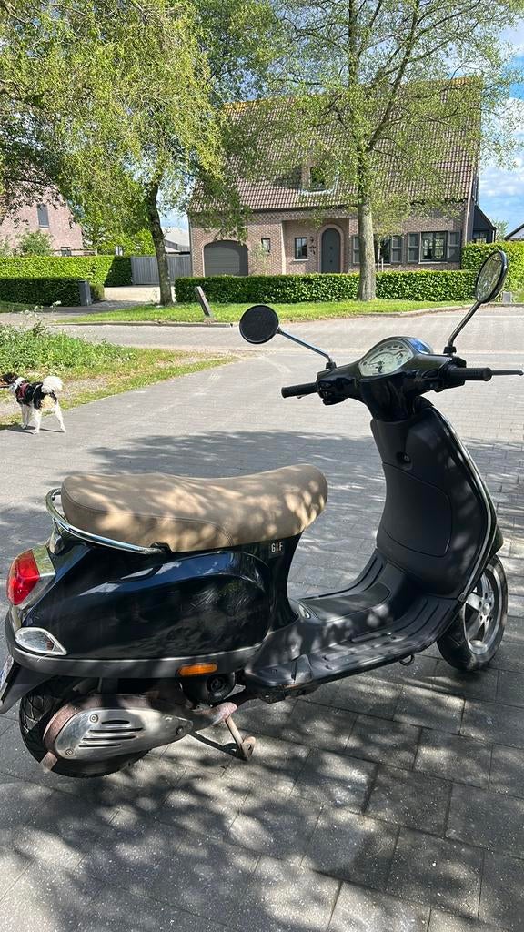 Vespa 50 cc zwart, Fietsen en Brommers, Scooters | Vespa, Ophalen, Gebruikt, Klasse B (45 km/u), Benzine