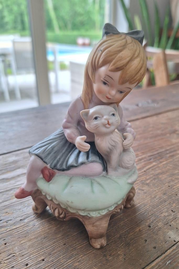 Biscuit beeldje porselein kind met poes, Antiek en Kunst, Ophalen of Verzenden