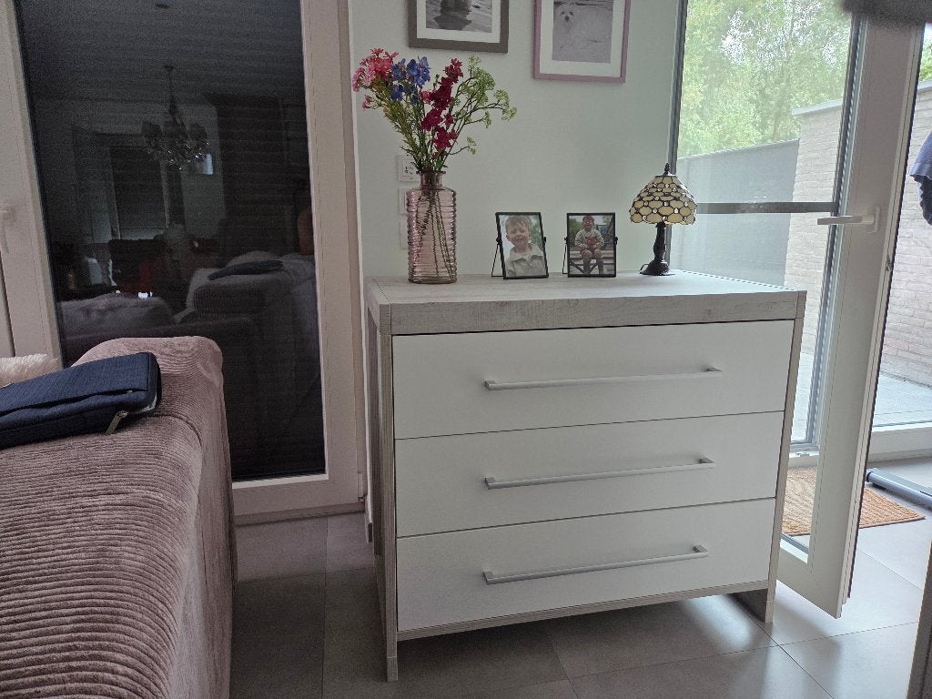 GRIJS/WITTE COMMODE KAST MET 3 SCHUIVEN, Ophalen, 50 tot 70 cm, Voetruimte, 100 cm of meer