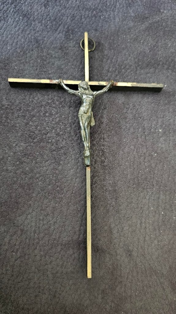 Crucifix, Enlèvement