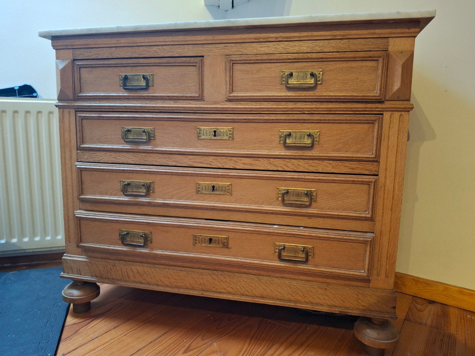 Commode ancienne en bois et plateau en marbre – 5 tiroirs, Maison & Meubles, Enlèvement, Métal