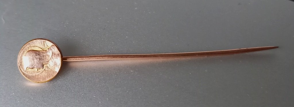 Ancienne épingle à cravate chapeau en FIX, Enlèvement ou Envoi, Autres matériaux, Autres types, Doré