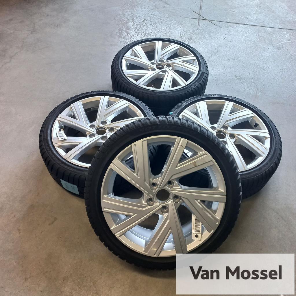 Volkswagen Golf 8 Pirelli Sottozero 225/40/R18 92V, Auto-onderdelen, Banden en Velgen, 18 inch, Gebruikt, -, -