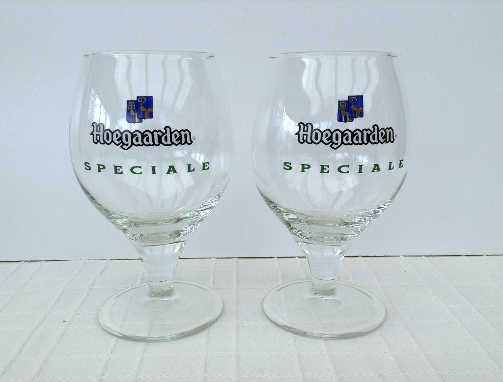 2 verres à calice vintage Hoegaarden Special avec logo bleu, Collections, Marques de bière, Comme neuf, Verre ou Verres, Autres marques