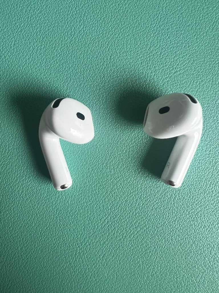 Airpods 4 (zonder oplaadcase), Gebruikt, In gehoorgang (in-ear), Ophalen of Verzenden, Apple