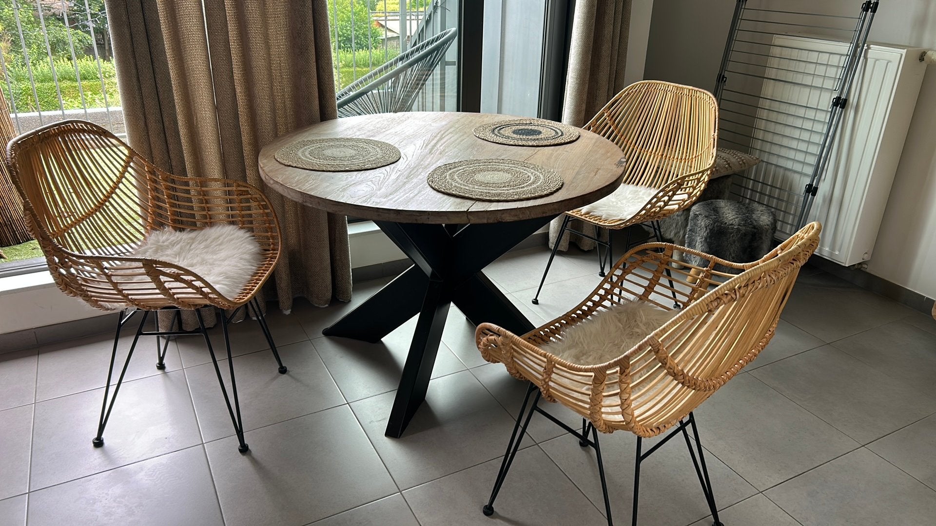 Industriele tafel met vier rotanstoelen, Jardin & Terrasse, Ensembles de jardin, Enlèvement, Comme neuf, Rotin