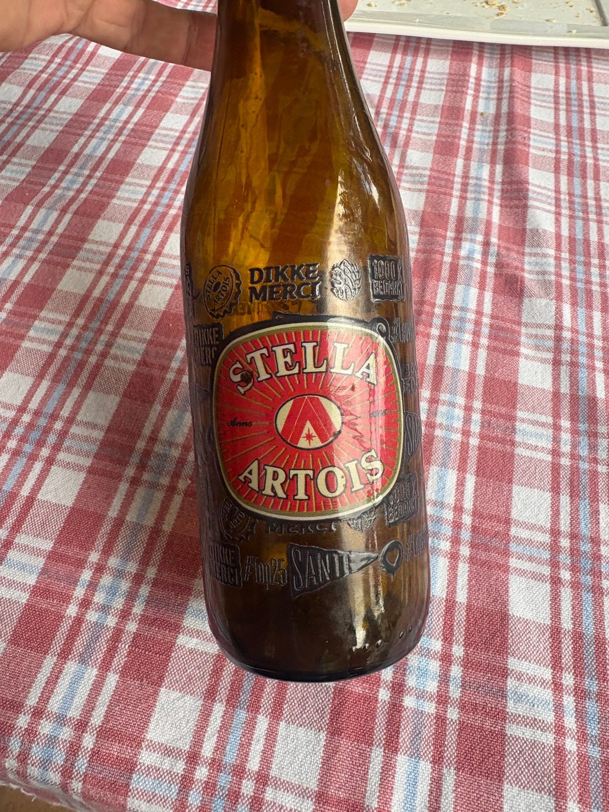 Unieke getatoeerde flesjes van stella, Enlèvement
