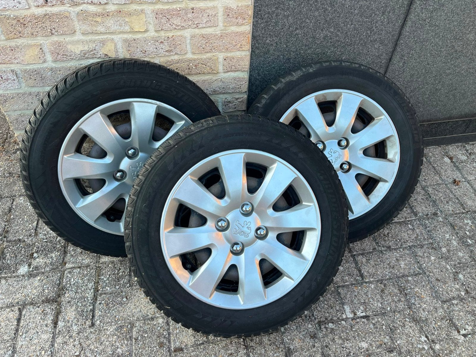 3 winterbanden op stalen velg - peugeot 207, Auto-onderdelen, Banden en Velgen, Ophalen, 15 inch, Velg(en), Personenwagen