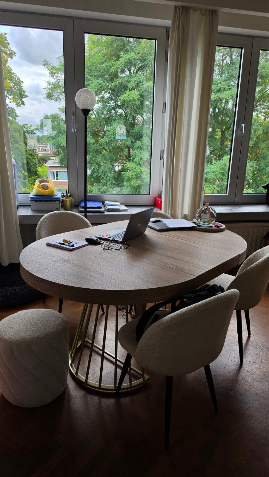 Uitschuifbare eettafel hout/goud + 4 beige stoelen gratis– t, Huis en Inrichting, Ophalen, Ovaal