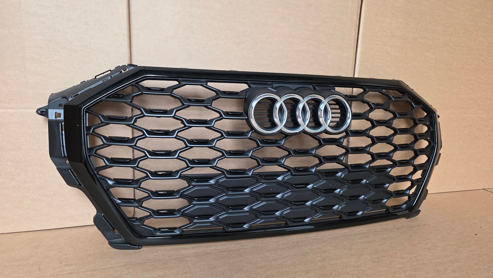 Grill Audi Q3 83A S-line Origineel Grille Zwart 83F853651B, Auto-onderdelen, Gebruikt, -, -, -