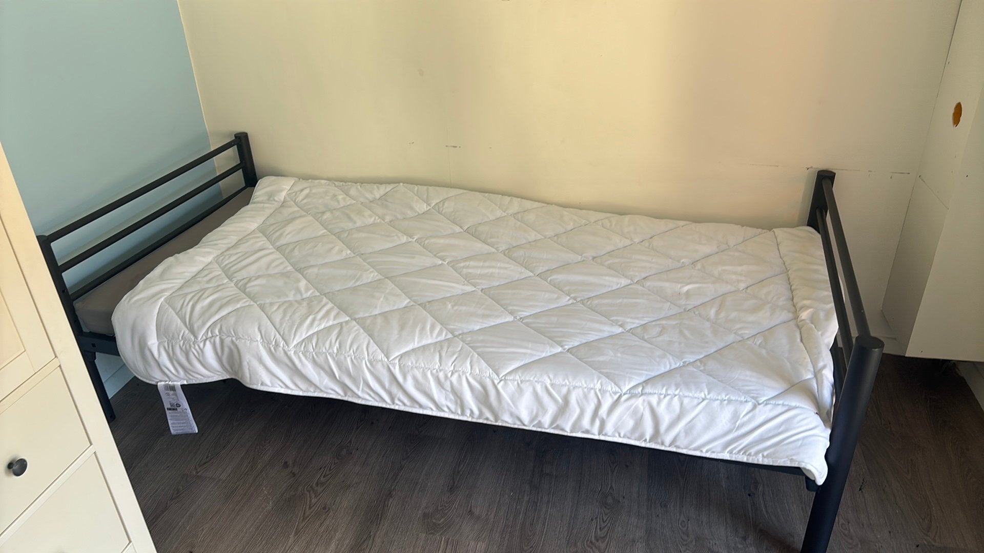 1 pers bed plus matras, Ophalen, Zo goed als nieuw