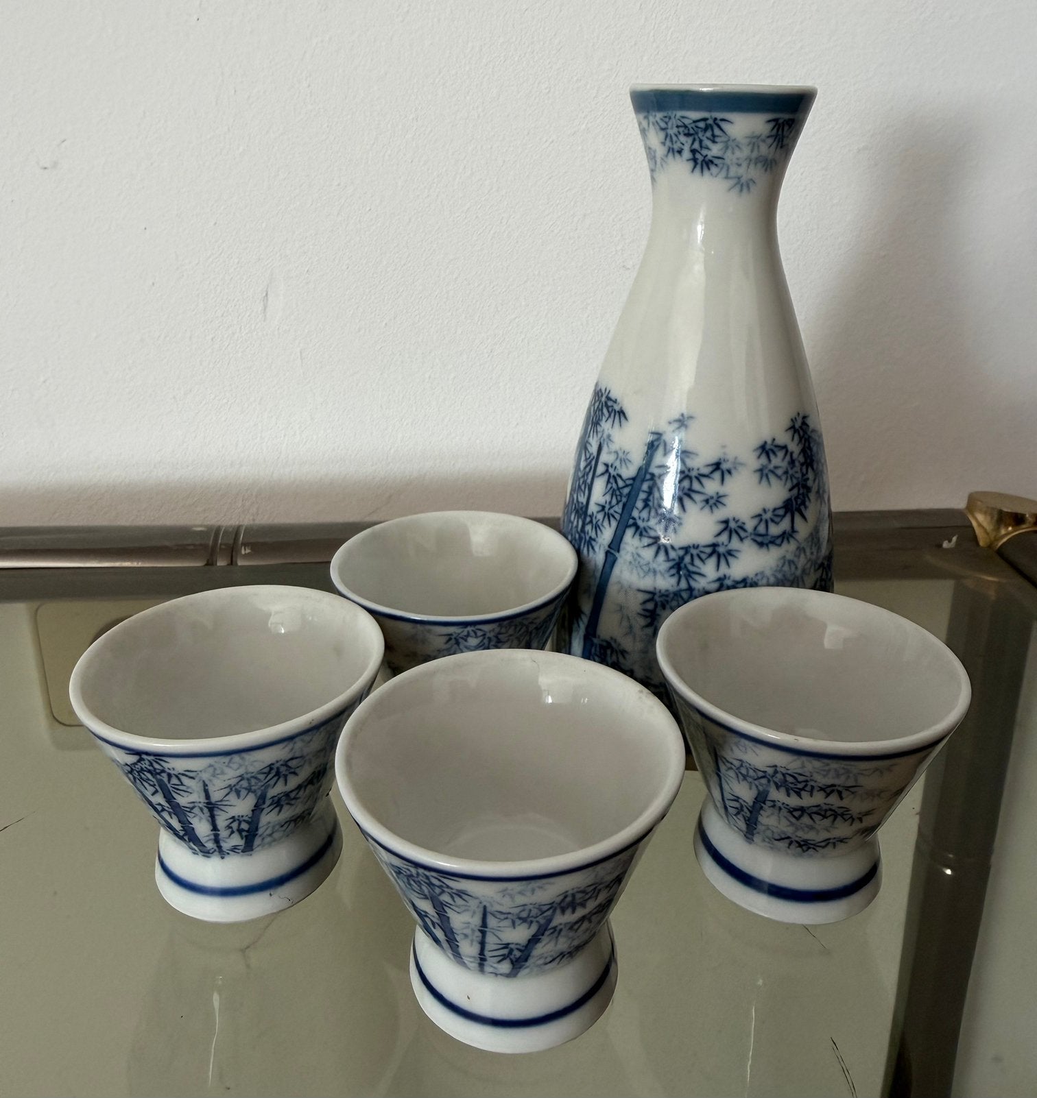 Japanse sake-set – blauw-wit porselein – 5-delig, Antiek en Kunst, Ophalen