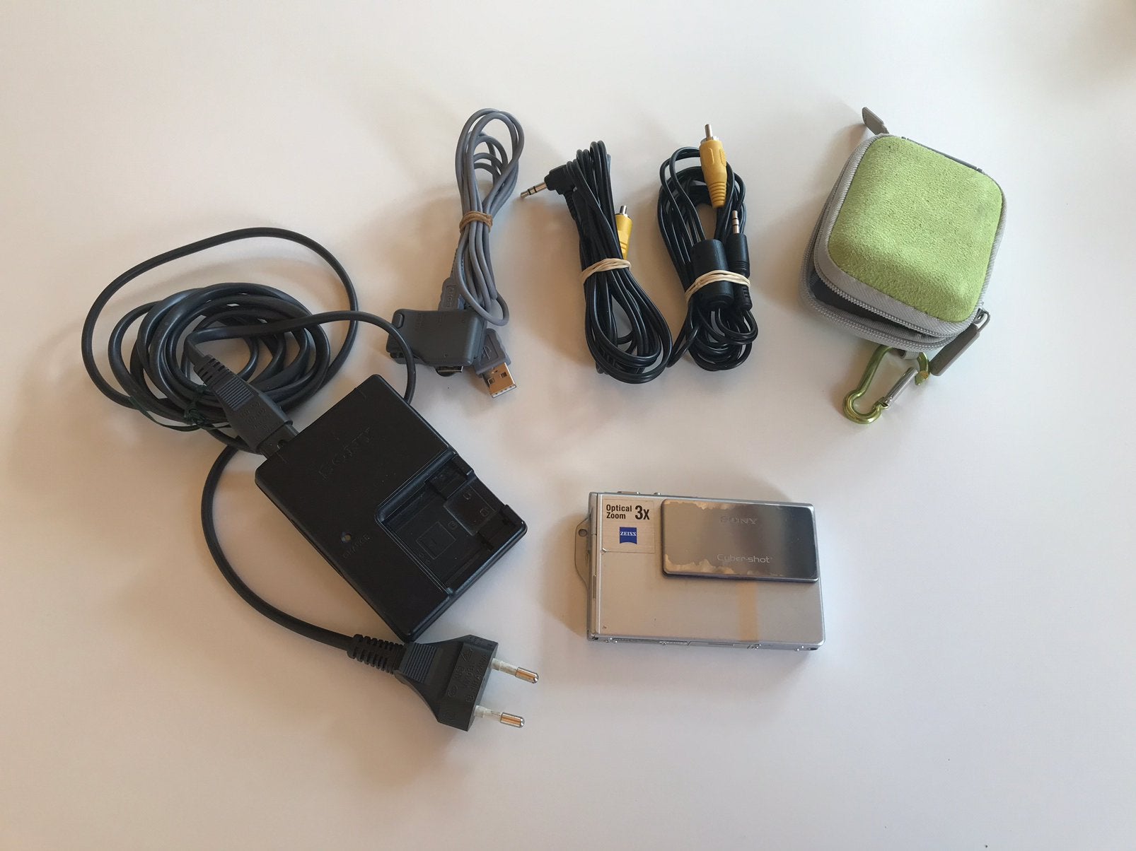 Appareil photo numérique compact + accessoires, Enlèvement, Comme neuf, Sony