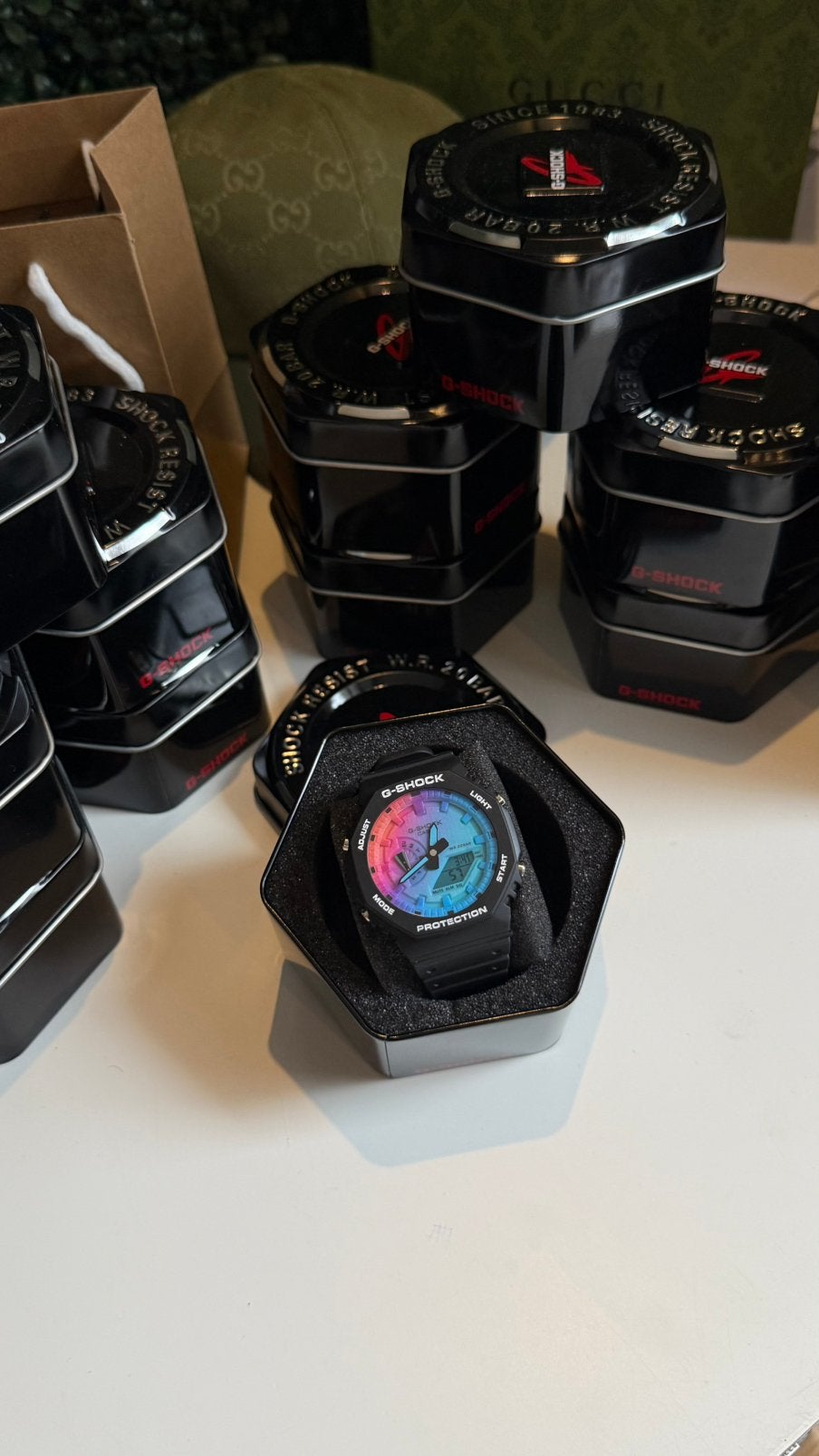 Montre G-SHOCK couleur arc-en-ciel Arcancé bracelet noir, Enlèvement ou Envoi, Comme neuf