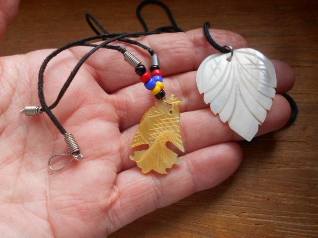 nacre véritable, 6 colliers exotiques neufs, Neuf, Pierre ou Minéral, Enlèvement ou Envoi, Avec pendentif