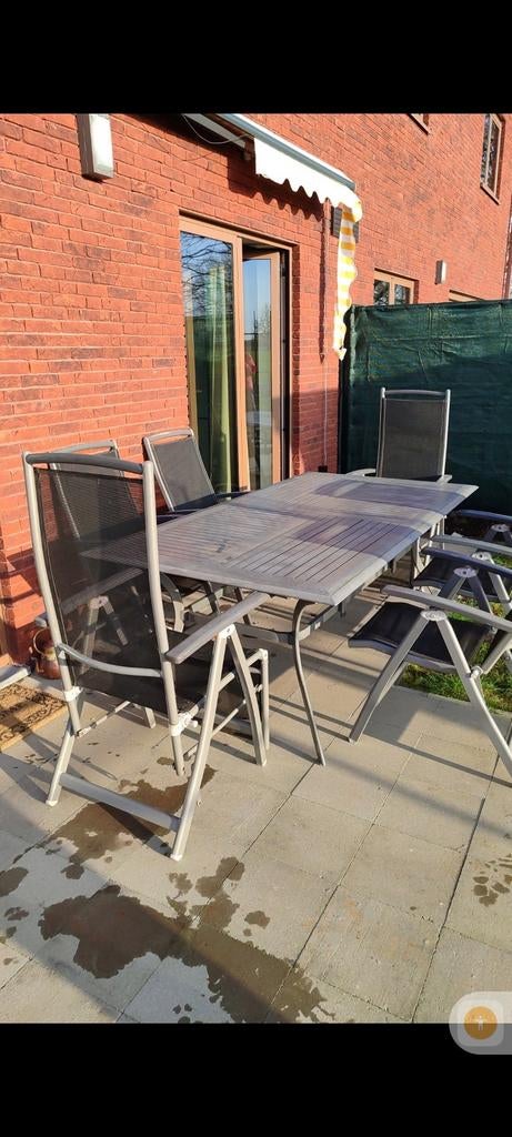 Table du jardin avec chaises, Ophalen