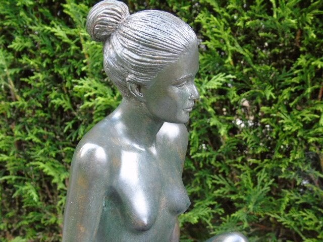 Naakte vrouw zit met 2 handen op de bronzen vloer, Ophalen of Verzenden, Nieuw