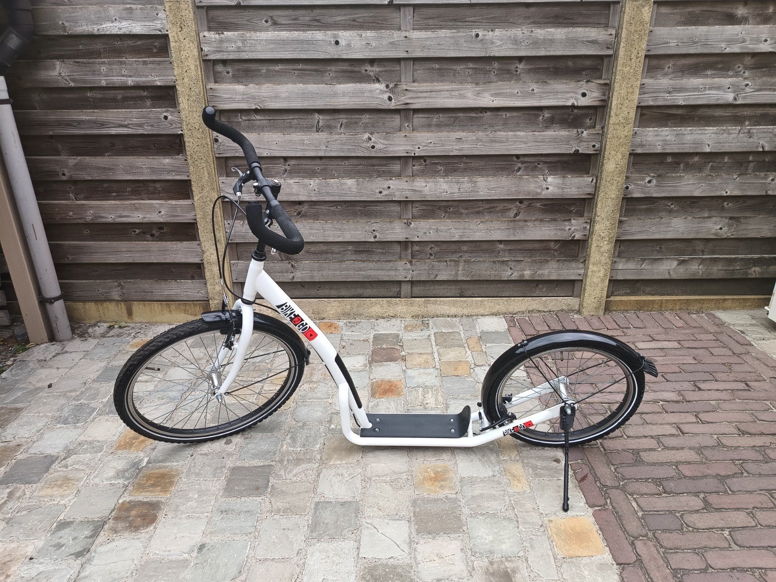 Kickbike 24" wit met velgremmen voor en achter, z.g.a.n., Enlèvement, Comme neuf, Kickbike, Bike2go