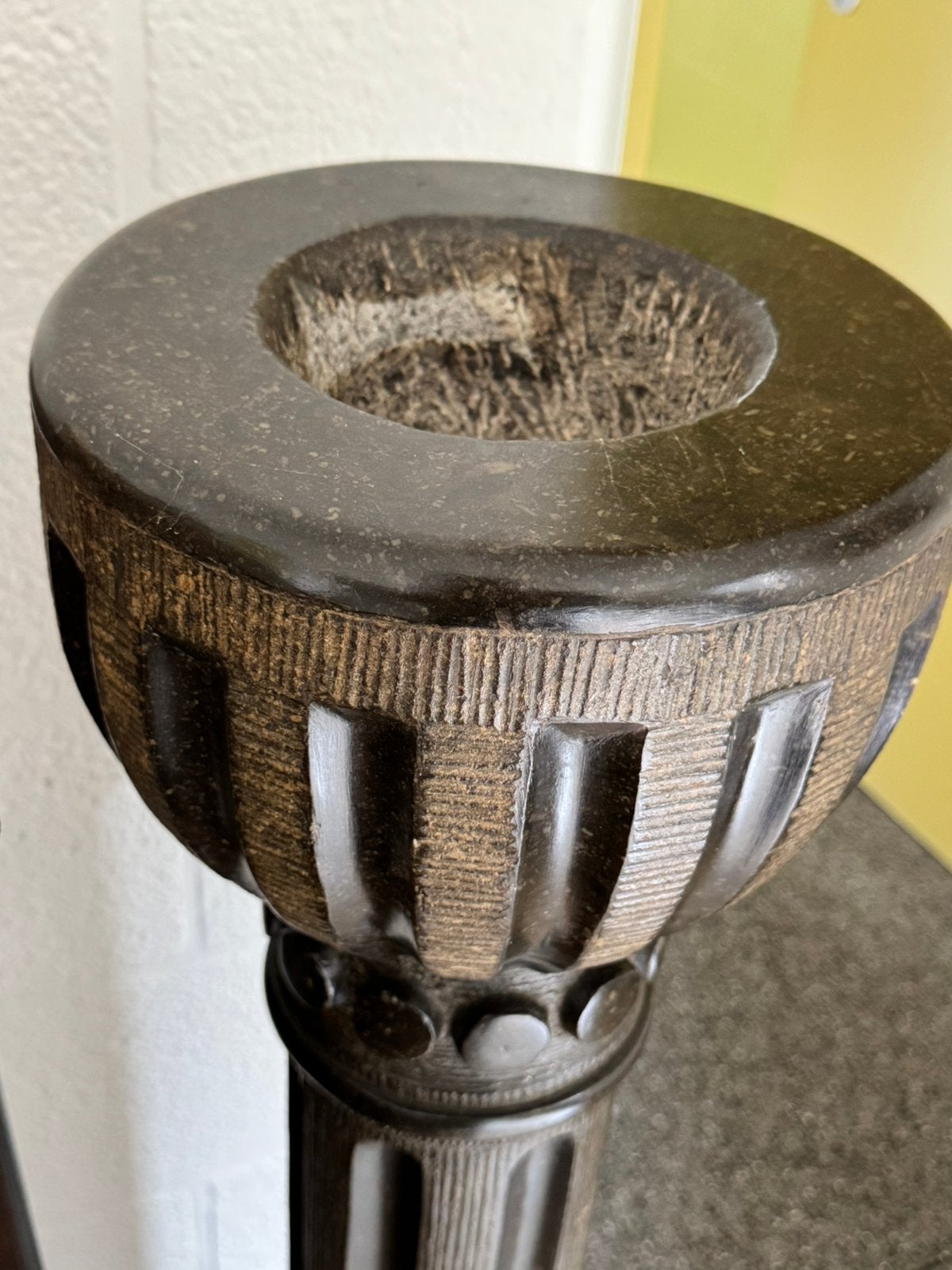 Wijwatervat in steen op sokkel, Ophalen