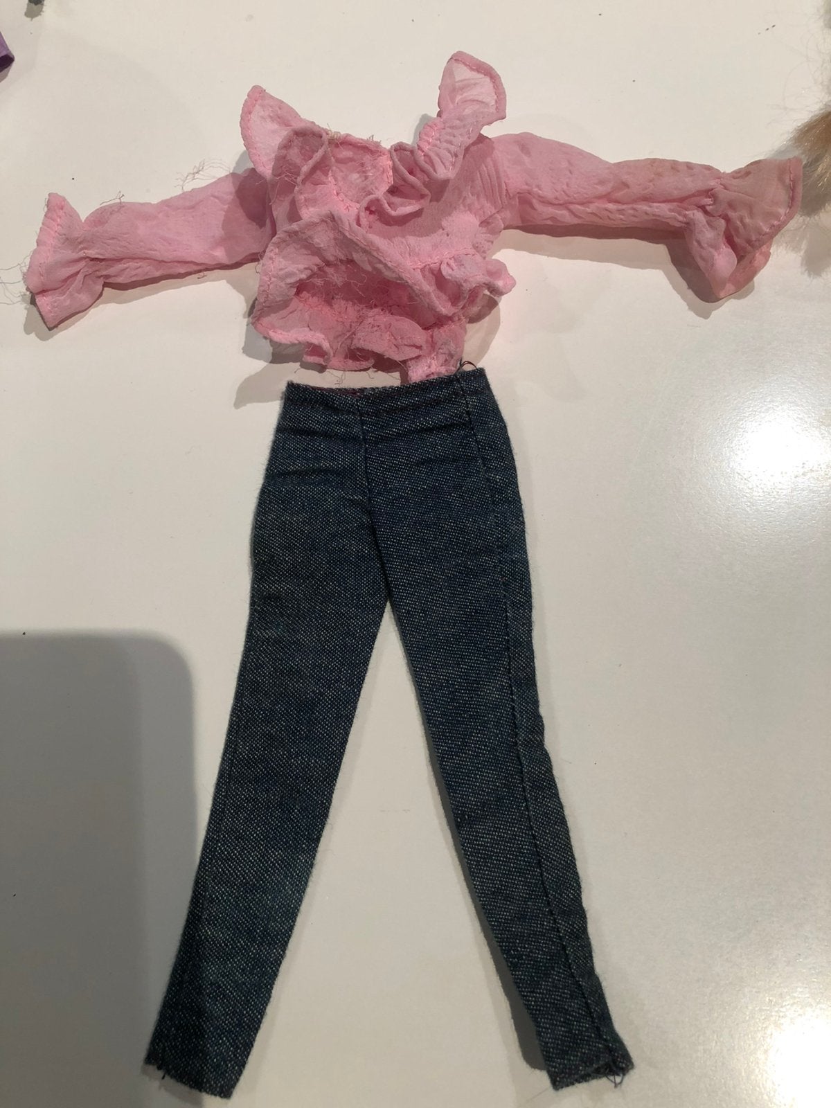 Setje Barbie kledij: jeansbroek en blouse, Kinderen en Baby's, Ophalen of Verzenden, Gebruikt, Barbie
