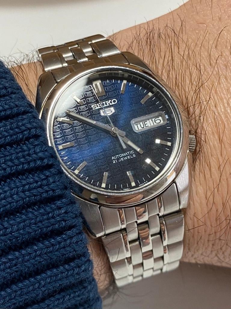 Seiko 5 cadran texturé, Montre-bracelet, Seiko, Enlèvement ou Envoi, Acier