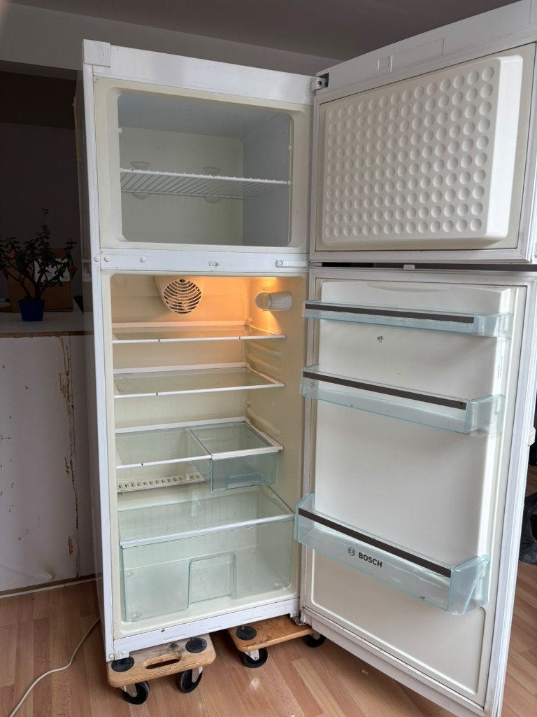 Réfrigérateur avec compartiment congélateur, 273 L, Avec compartiment congélateur, Utilisé, 200 litres ou plus, 45 à 60 cm