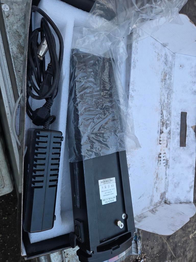 Oplaadbare batterij Li-ionmet oplader, Ophalen, Zo goed als nieuw