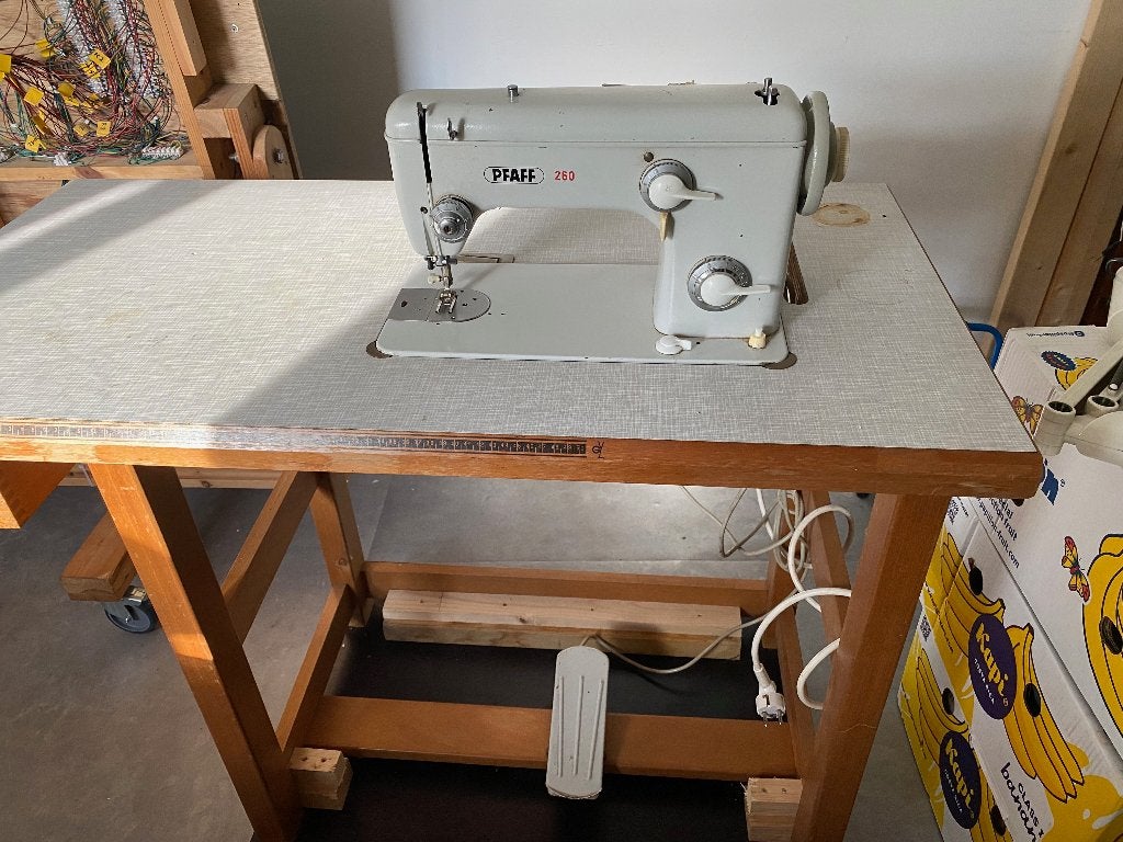 Semi professionele naaimachine PFAFF op tafel, Enlèvement, Utilisé