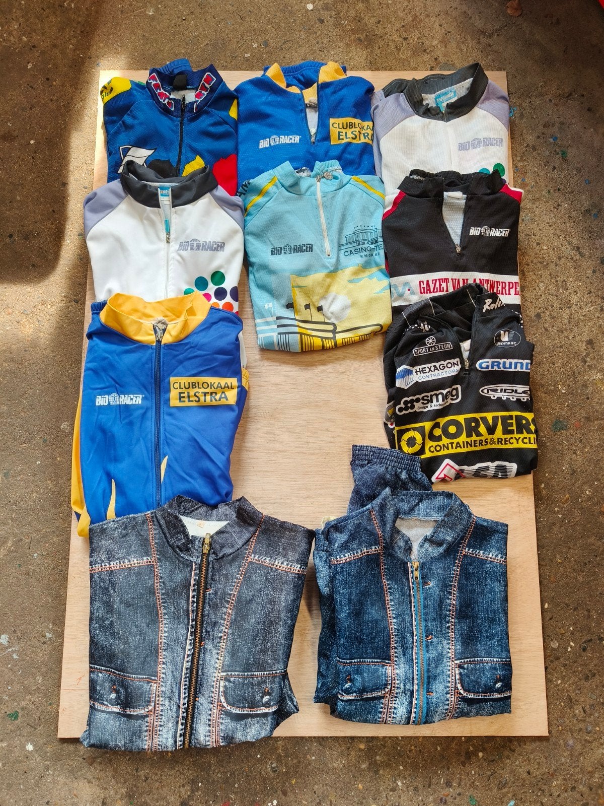 Groot lot (+50 stuks) koerskledij en bidons te koop!!, Fietsen en Brommers, Ophalen