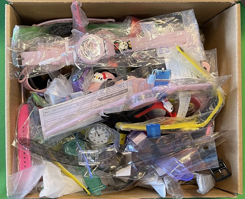 Grand lot de 40 montres pour enfants, neuves en plastique !, Bijoux, Sacs & Beauté, Envoi, Neuf, Autres couleurs, Garçon ou Fille