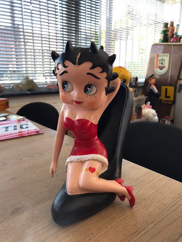 Betty Boop beeld met schoen, Verzamelen, Ophalen of Verzenden, Zo goed als nieuw, Mens