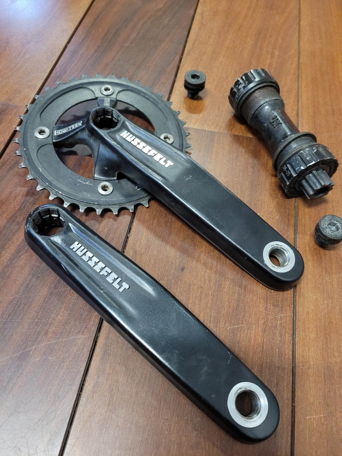 pédalier et boîtier. 73mm isis 139mm. hussefelt, Vélos & Vélomoteurs, Enlèvement ou Envoi