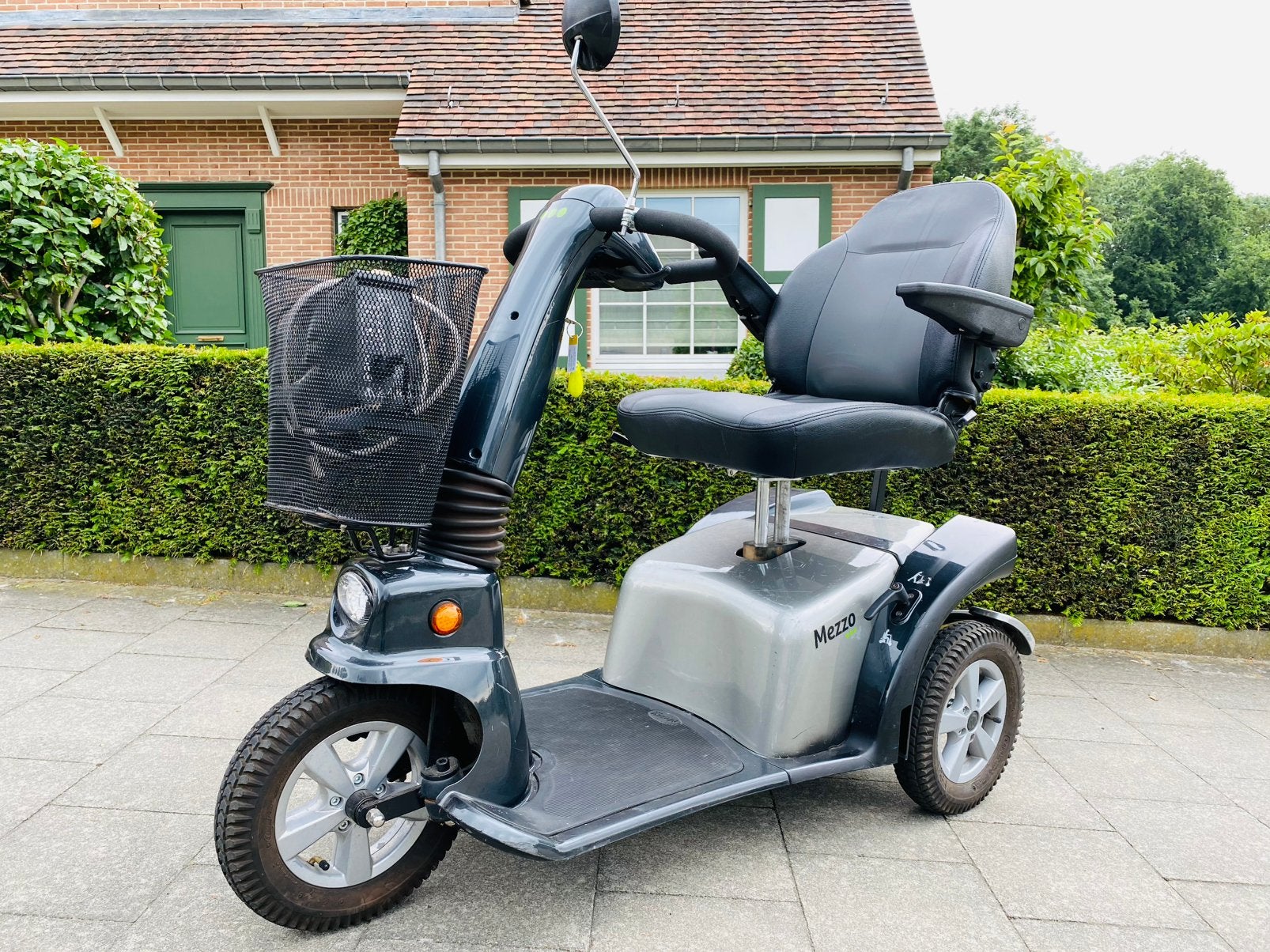 Bijna nieuw L & M Mezzo Scootmobiel inc Nieuwe accu, Ophalen of Verzenden, Inklapbaar, Zo goed als nieuw, Elektrische rolstoel