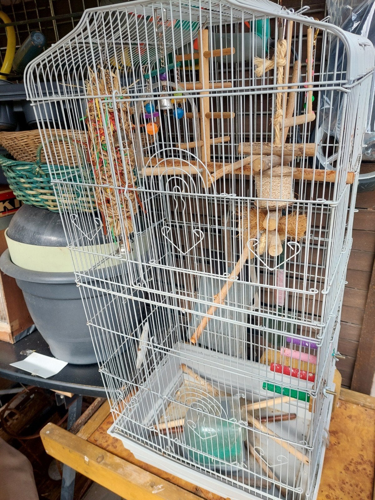Grande cage à oiseaux blanche avec de nombreux jouets, Enlèvement, Cage à oiseaux