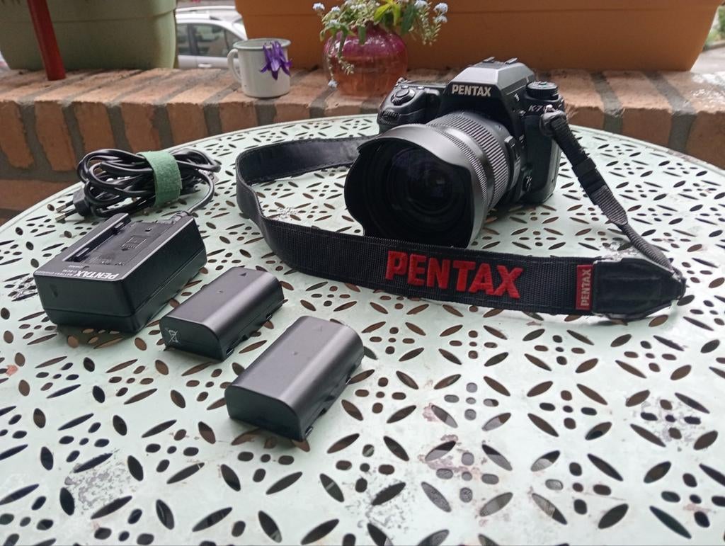 PENTAX K7 SR  MET 2 ACCUS EN OPLADER lens sigma 17-70 mm 72, Audio, Tv en Foto, Ophalen of Verzenden
