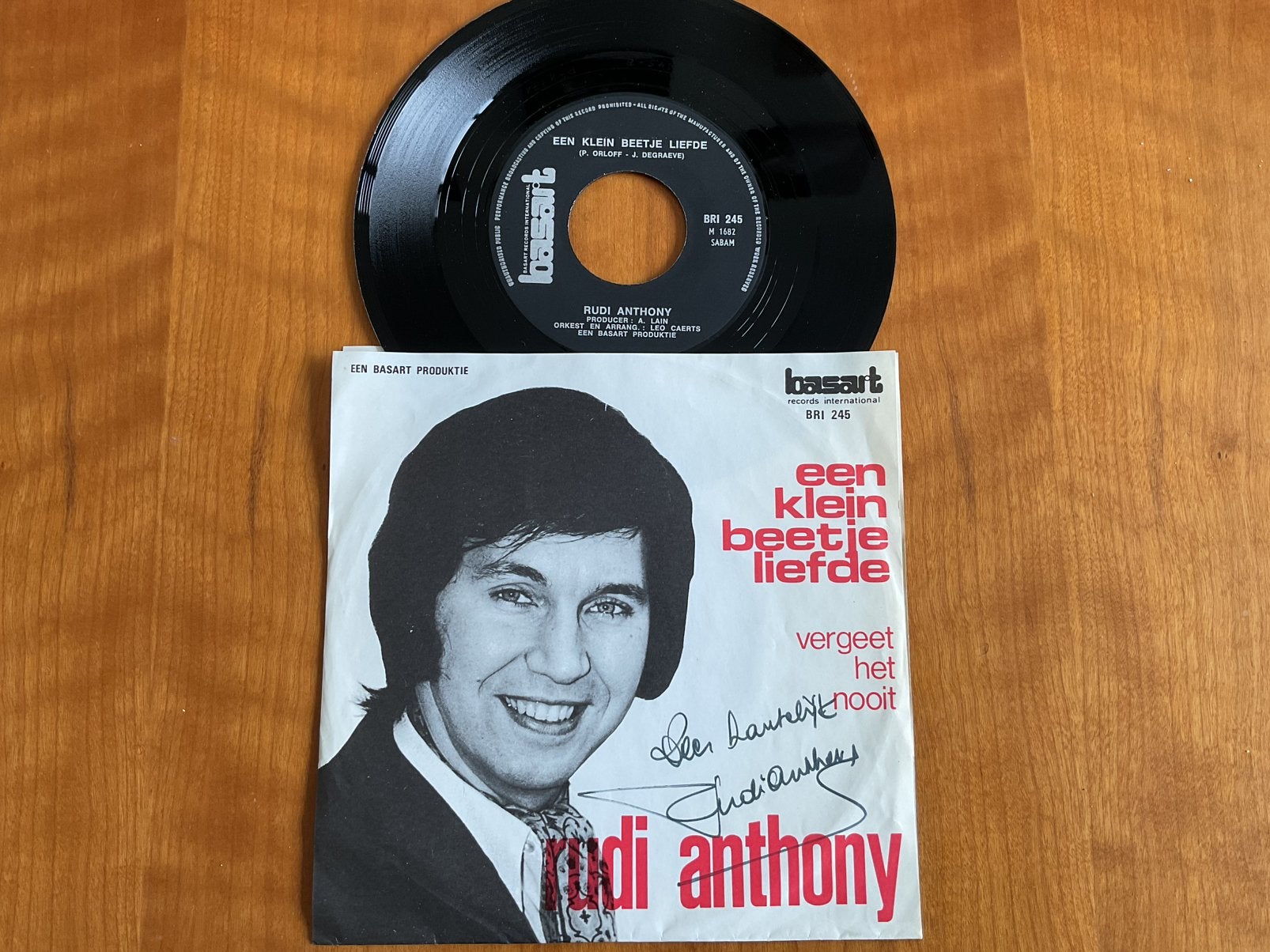 Rudi Anthony - een klein beetje liefde. ( gesigneerd ), Ophalen of Verzenden, Gebruikt