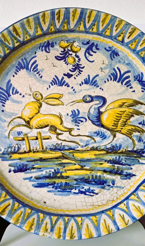 Majolica schotel met kasteel en jager., Ophalen of Verzenden, Zo goed als nieuw, Bord of Schaal