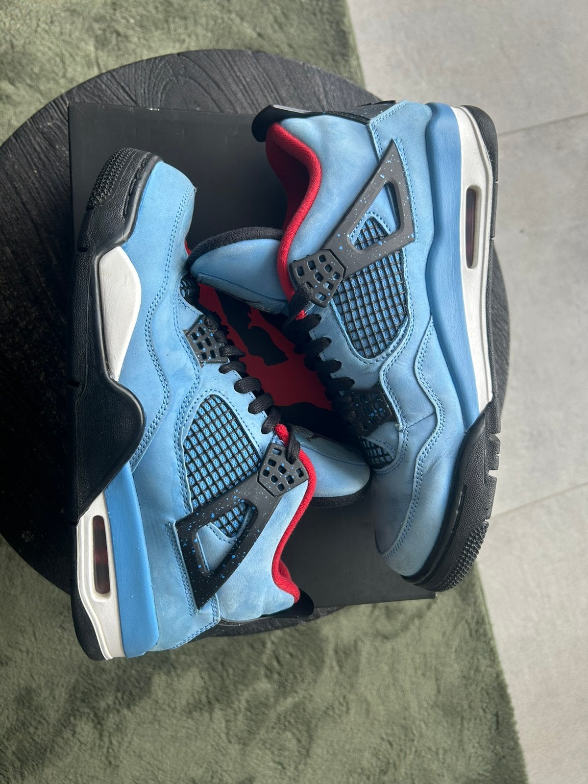 Jordan 4 X Travis Scott, Enlèvement, Utilisé