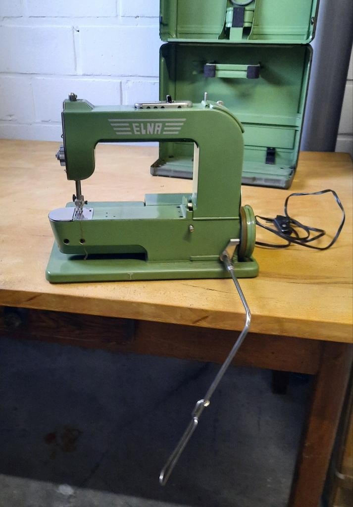 Oude Elna naaimachine in opbergkast, Hobby en Vrije tijd, Ophalen, Naaimachine
