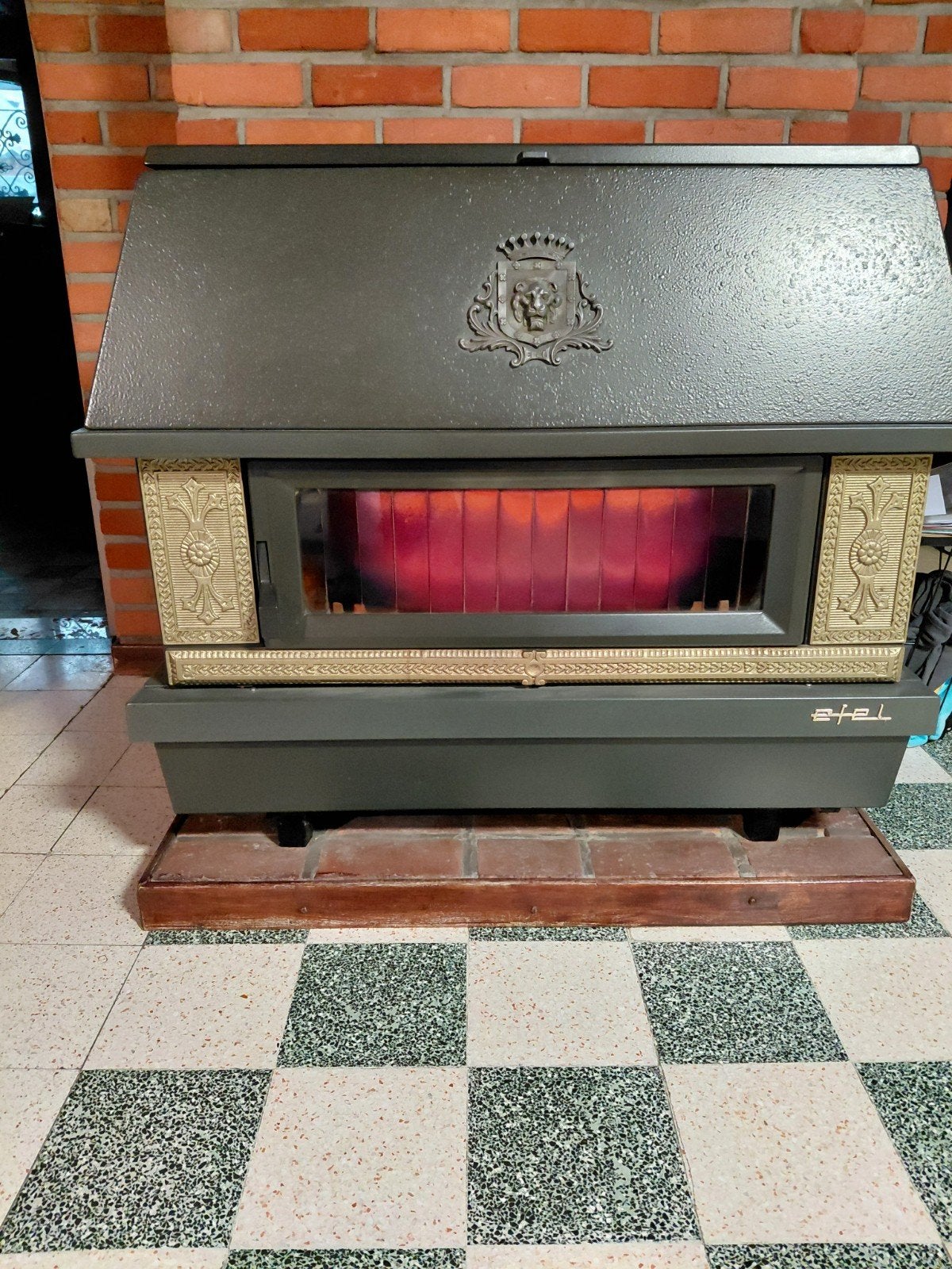 Oude kachel (hout of kolen) in zeer goede staat en werking, Ophalen
